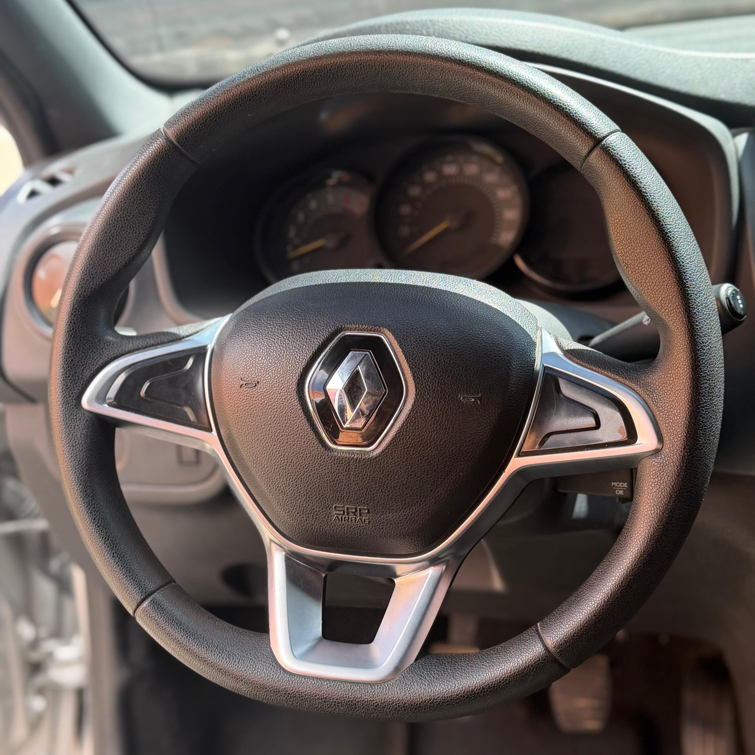 *RENAULT LOGAN LIFE MT 1600CC 8 V AA 4AB ABS 2022*