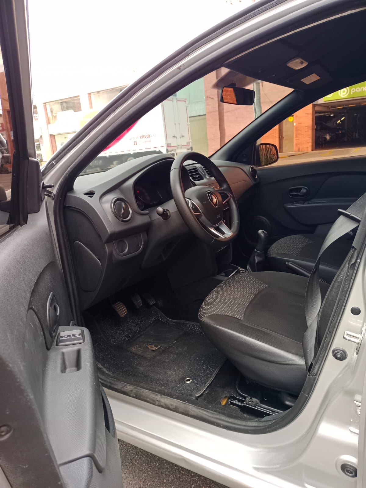 *RENAULT LOGAN LIFE MT 1600CC 8 V AA 4AB ABS 2022*