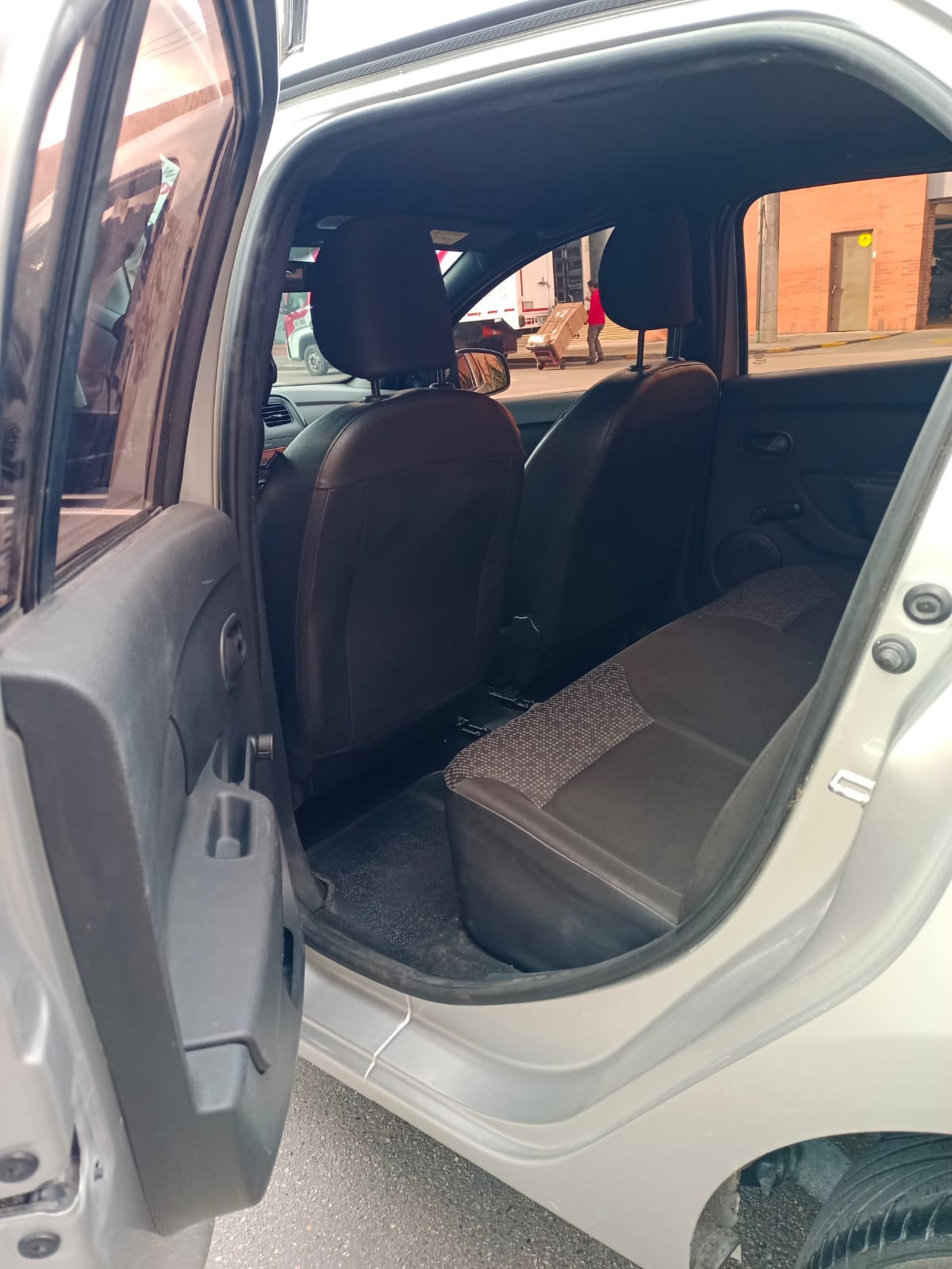 *RENAULT LOGAN LIFE MT 1600CC 8 V AA 4AB ABS 2022*