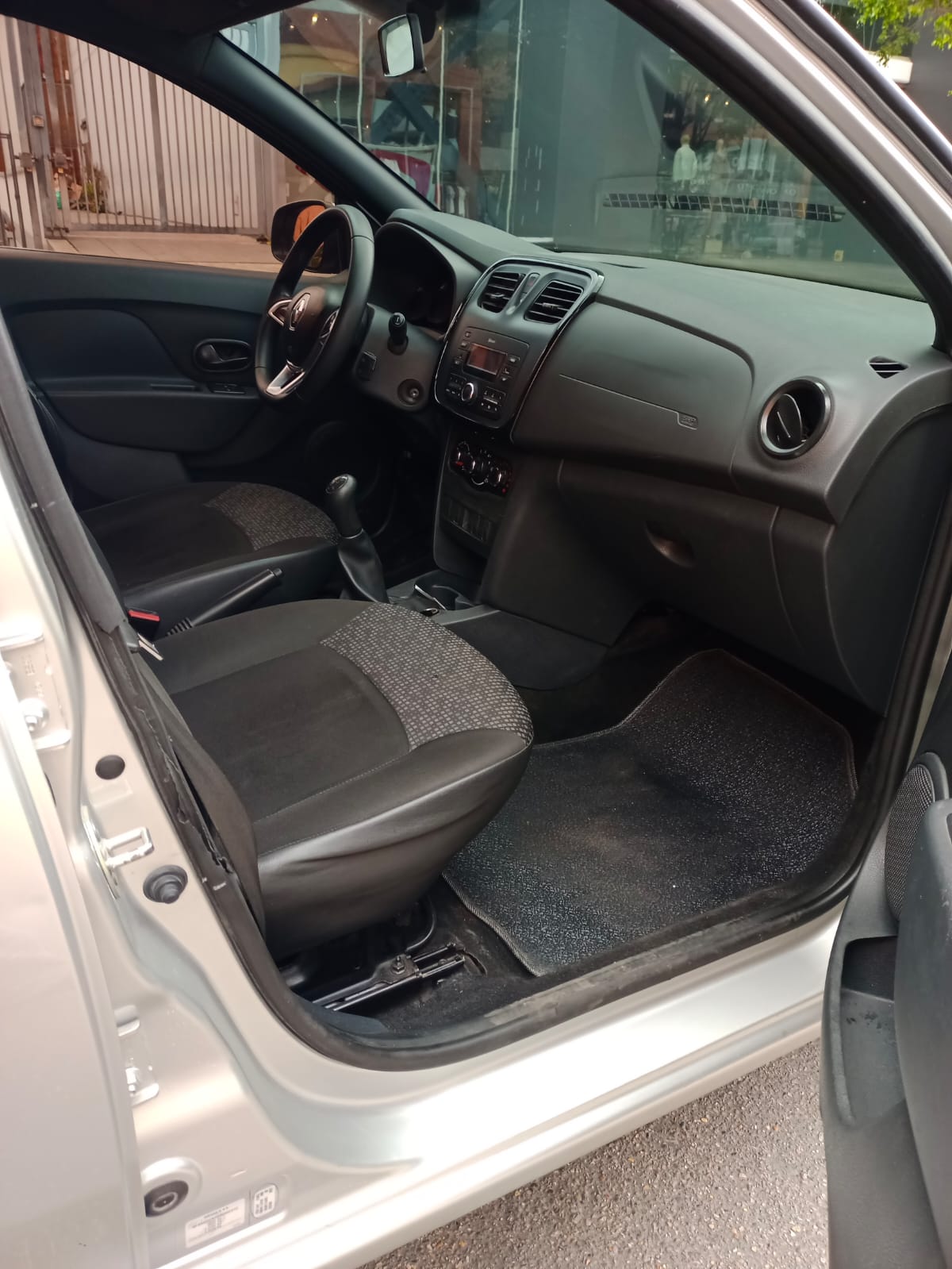 *RENAULT LOGAN LIFE MT 1600CC 8 V AA 4AB ABS 2022*