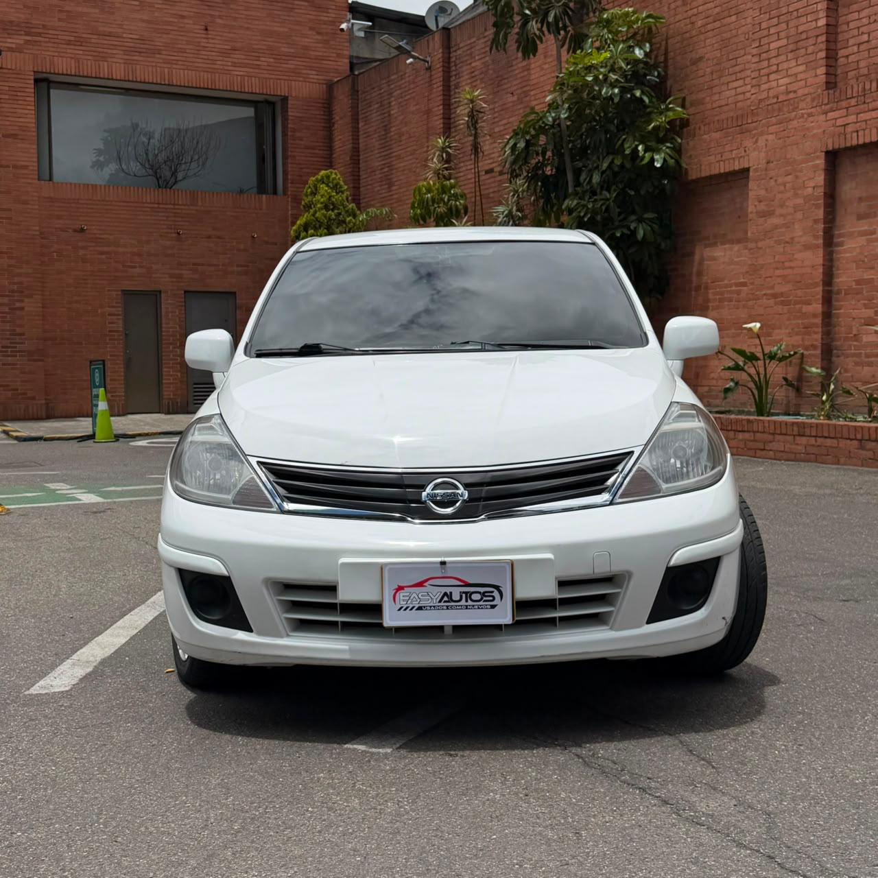 
								Nissan Tiida 1.8 2013 full									