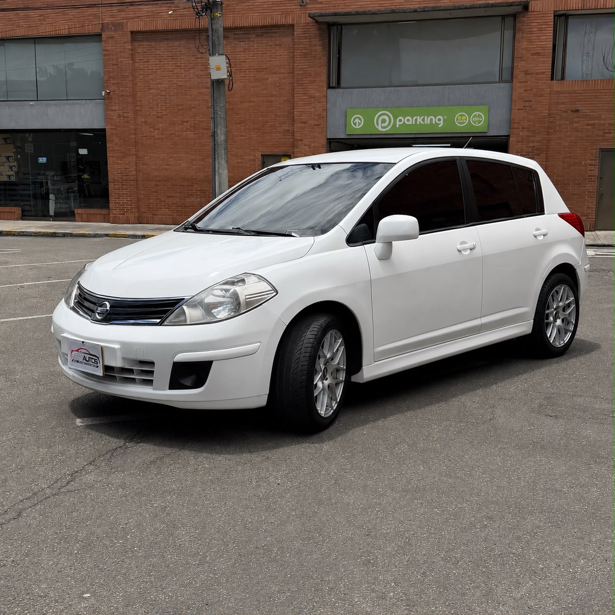 
								Nissan Tiida 1.8 2013 full									