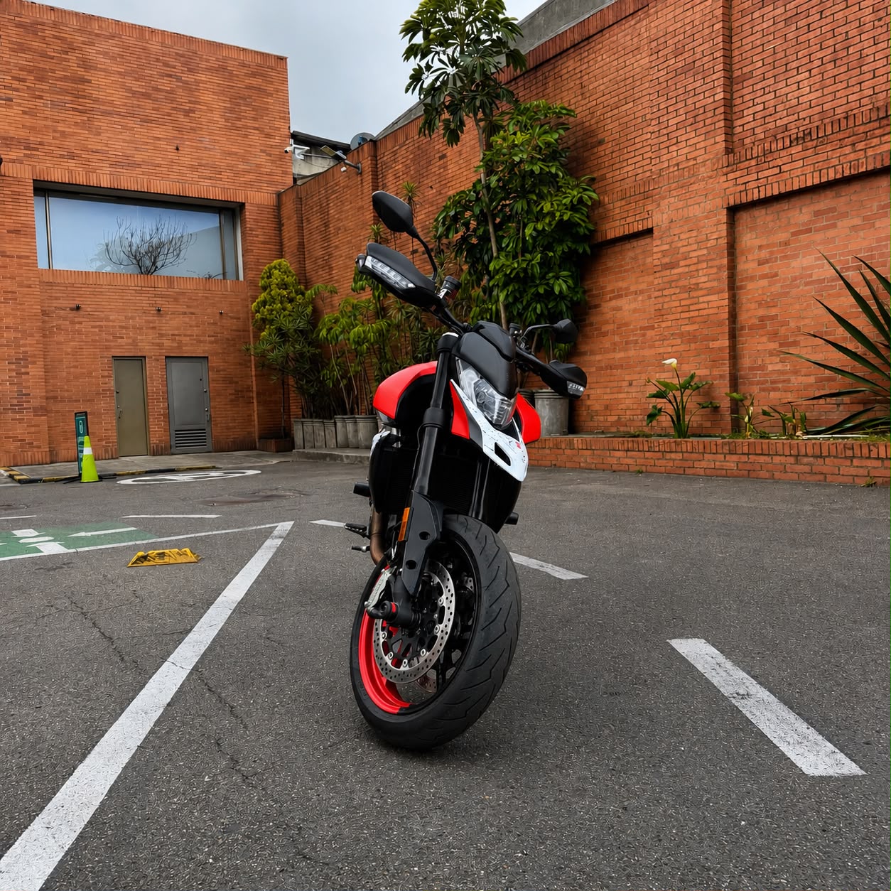 
								Ducati Hypermotard 950 RVE 2025 full									