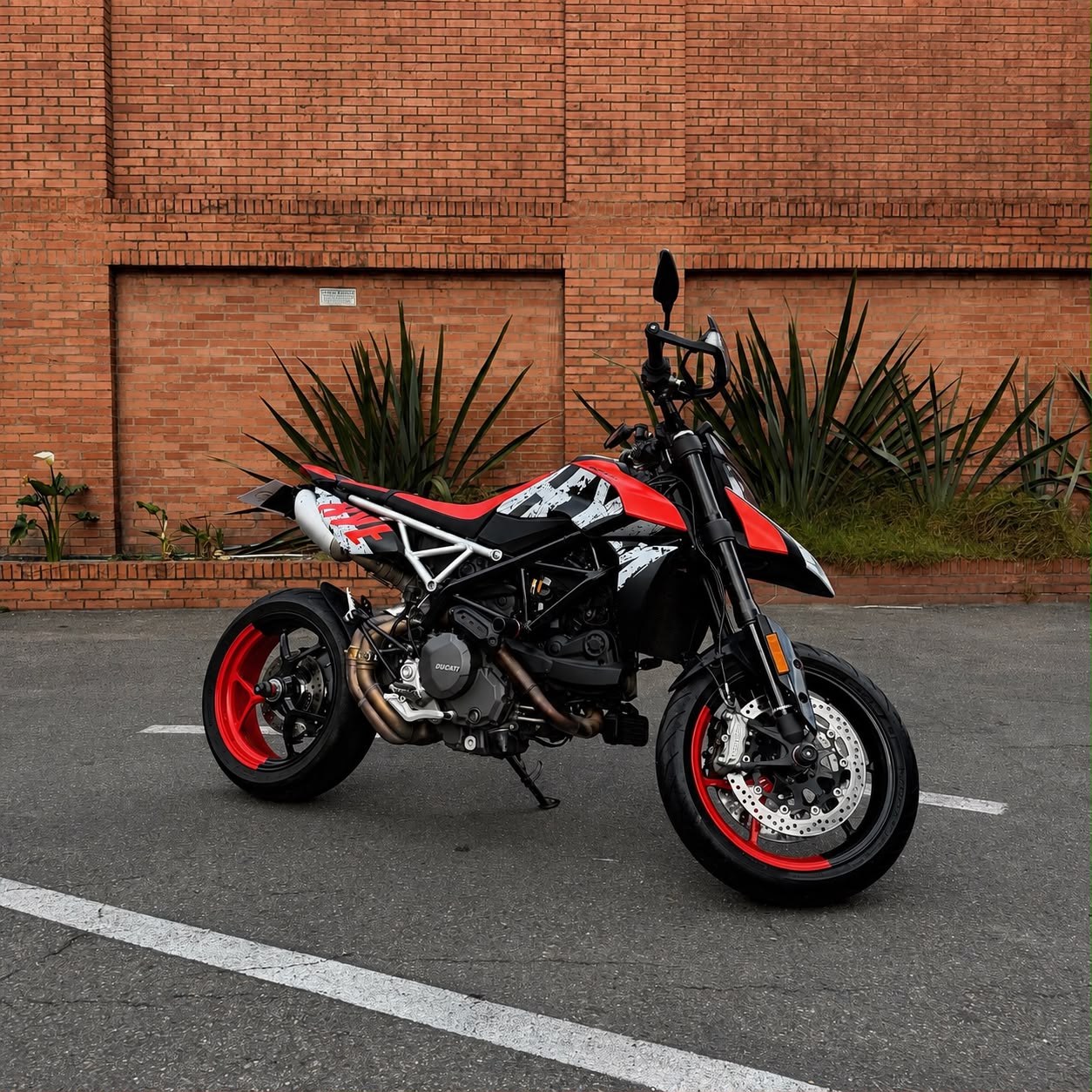 
								Ducati Hypermotard 950 RVE 2025 full									