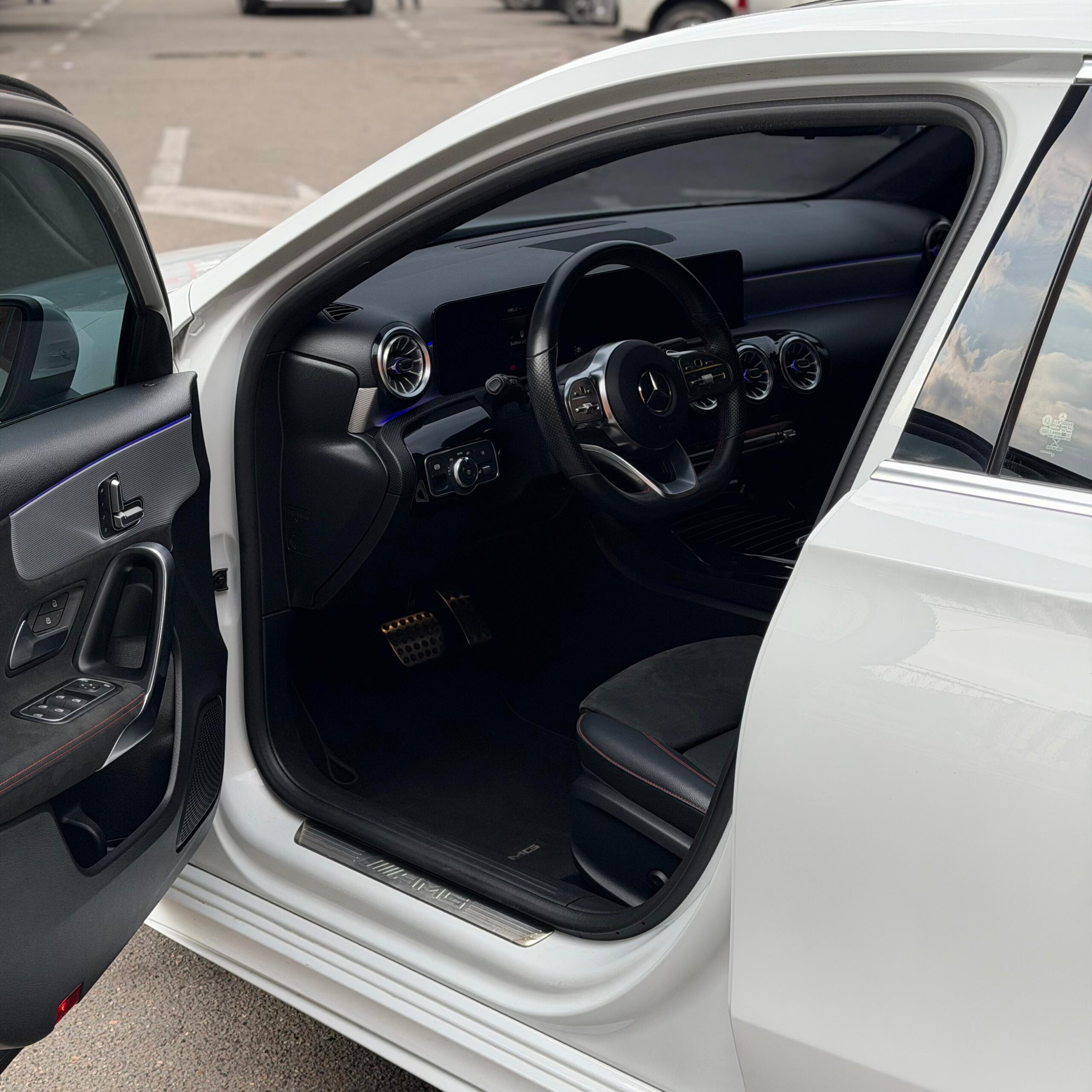 
								Mercedes-Benz A35 AMG 4MATIC 2022 full									