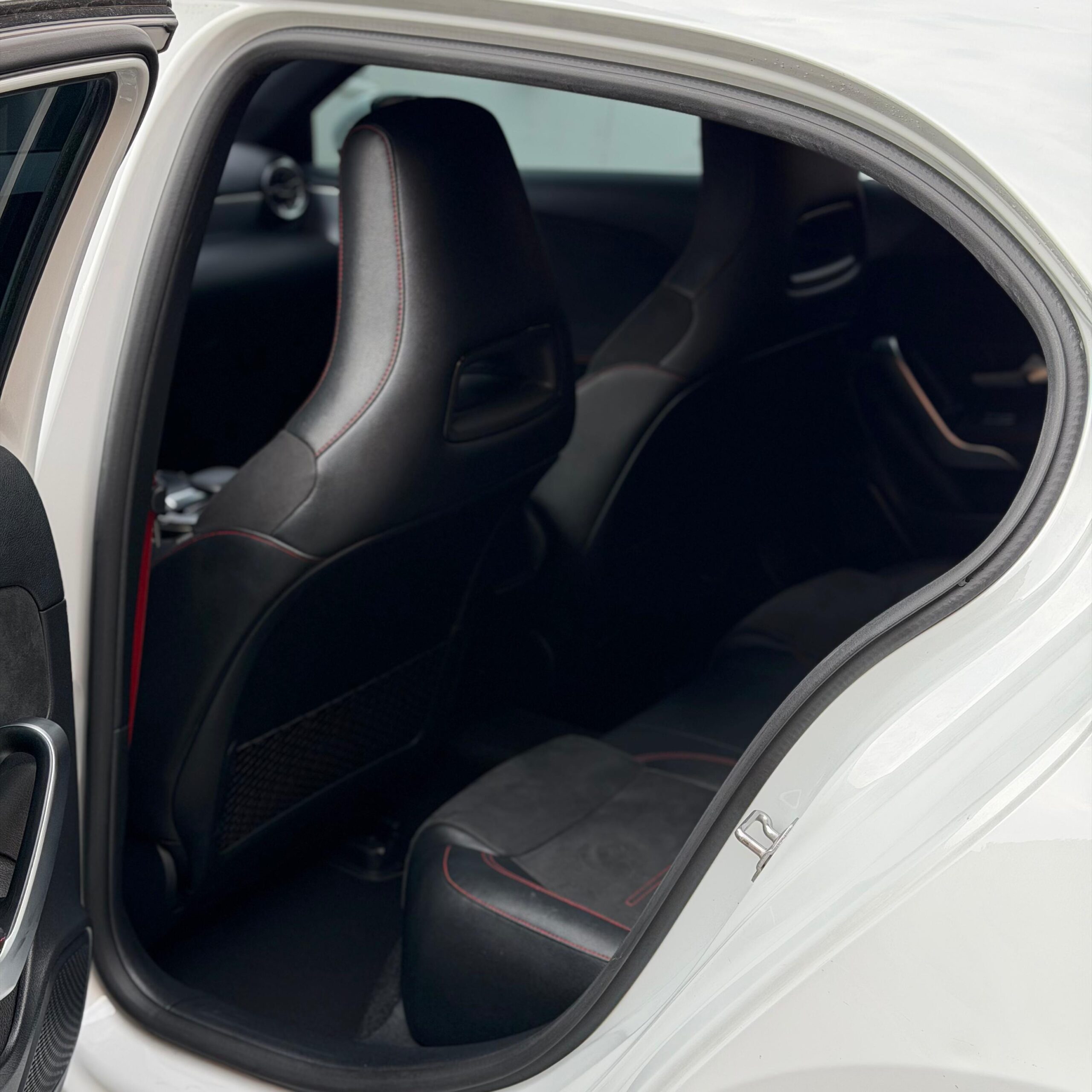
								Mercedes-Benz A35 AMG 4MATIC 2022 full									