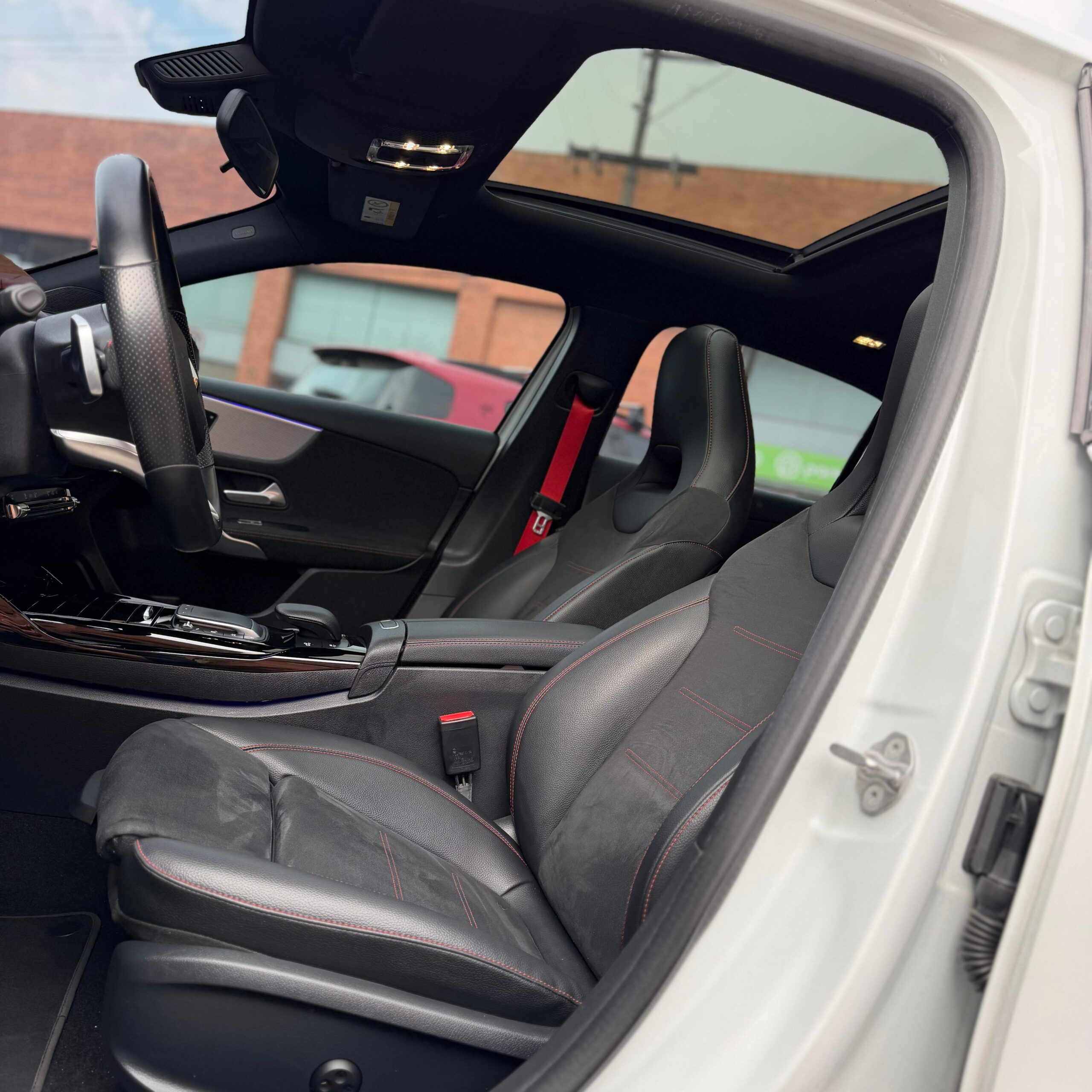 
								Mercedes-Benz A35 AMG 4MATIC 2022 full									