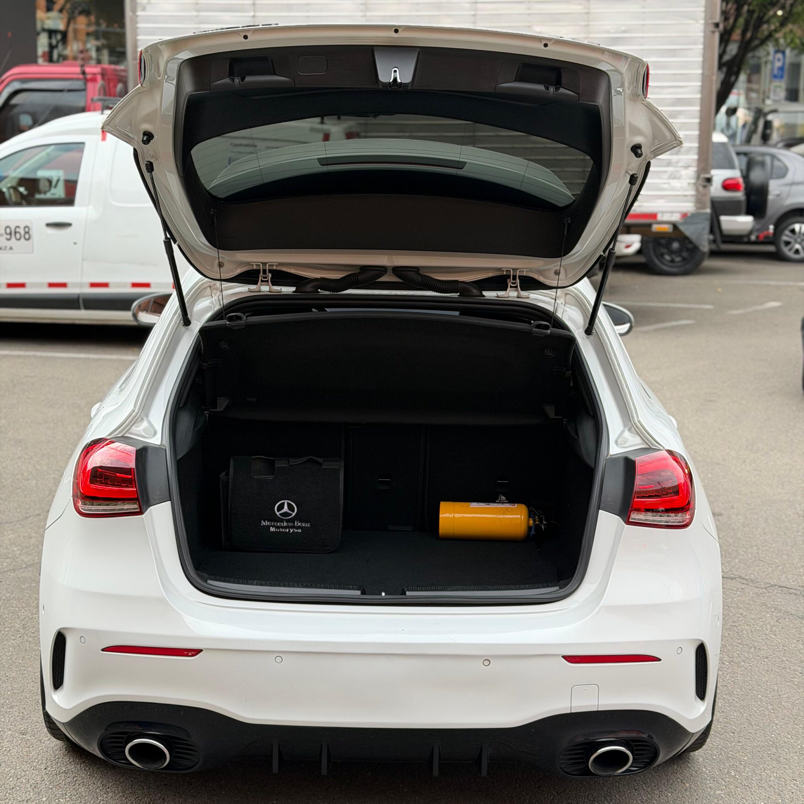 
								Mercedes-Benz A35 AMG 4MATIC 2022 full									
