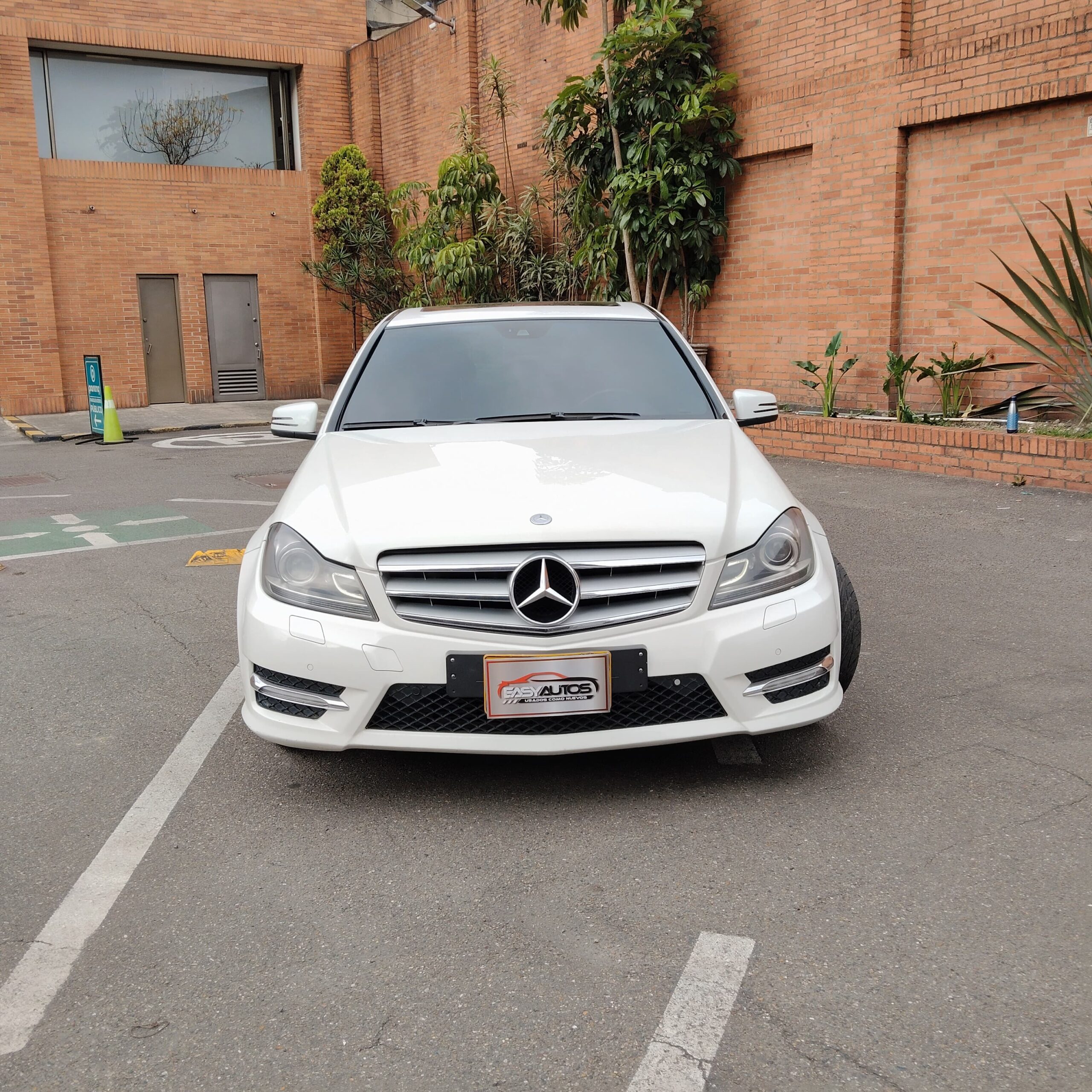 
								Mercedes-Benz C250 CGI BlueEfficiency 2013 full									