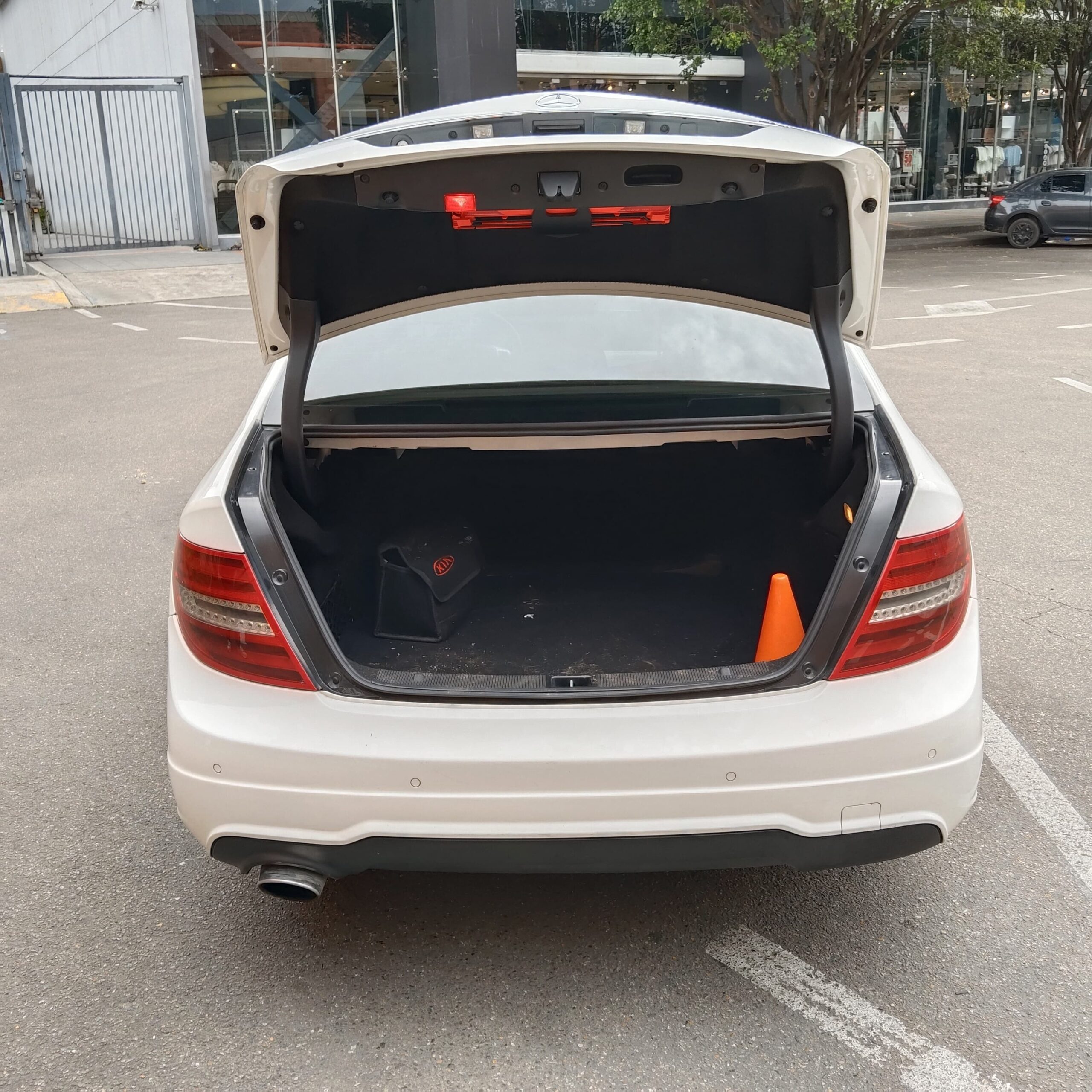 
								Mercedes-Benz C250 CGI BlueEfficiency 2013 full									