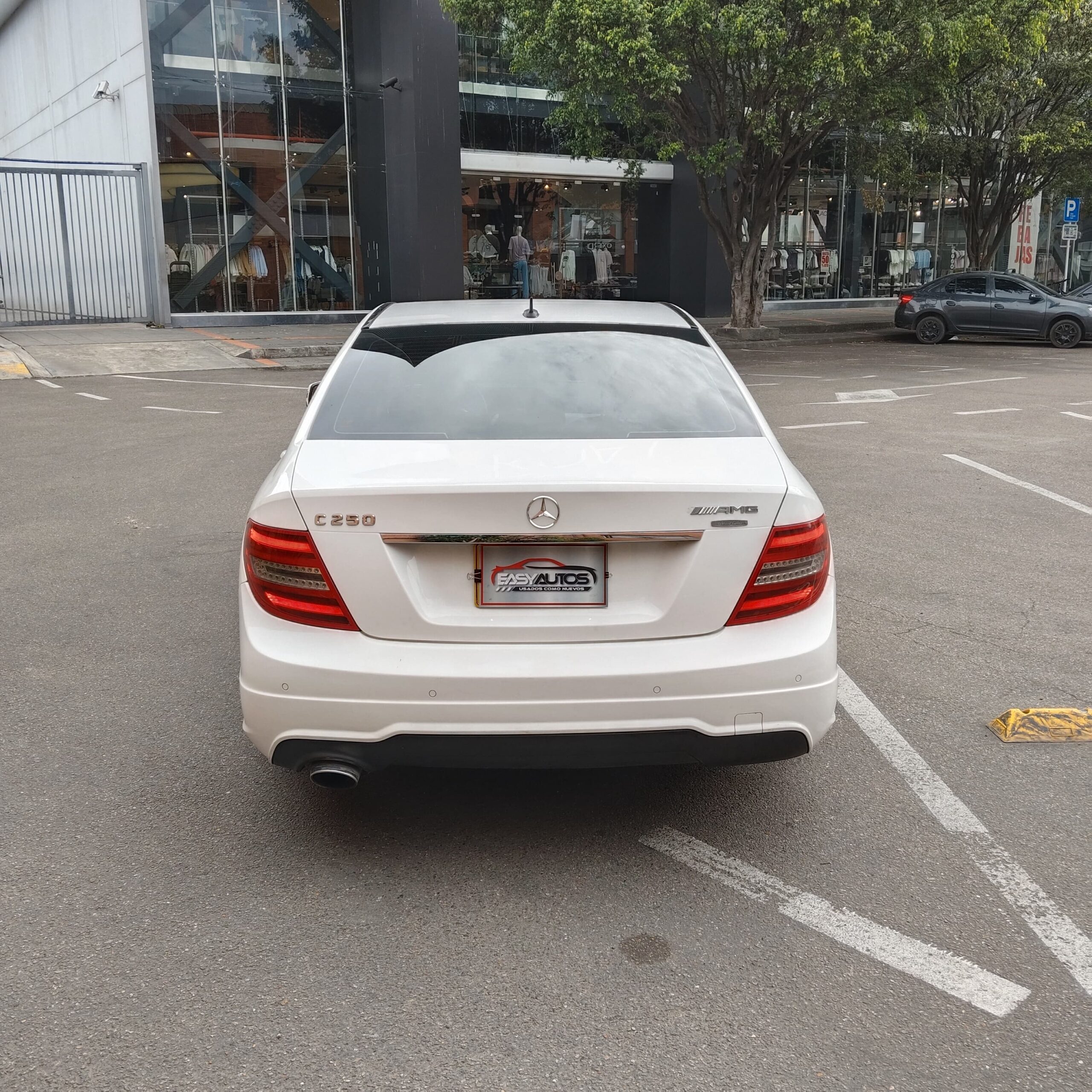 
								Mercedes-Benz C250 CGI BlueEfficiency 2013 full									