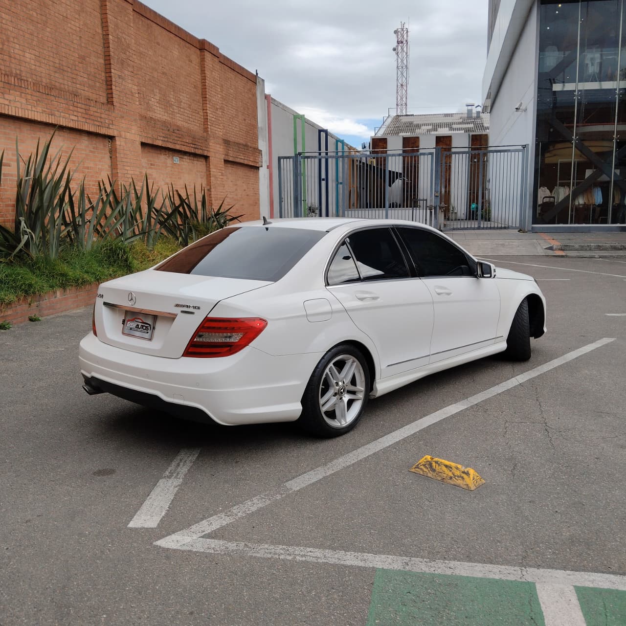 
								Mercedes-Benz C250 CGI BlueEfficiency 2013 full									