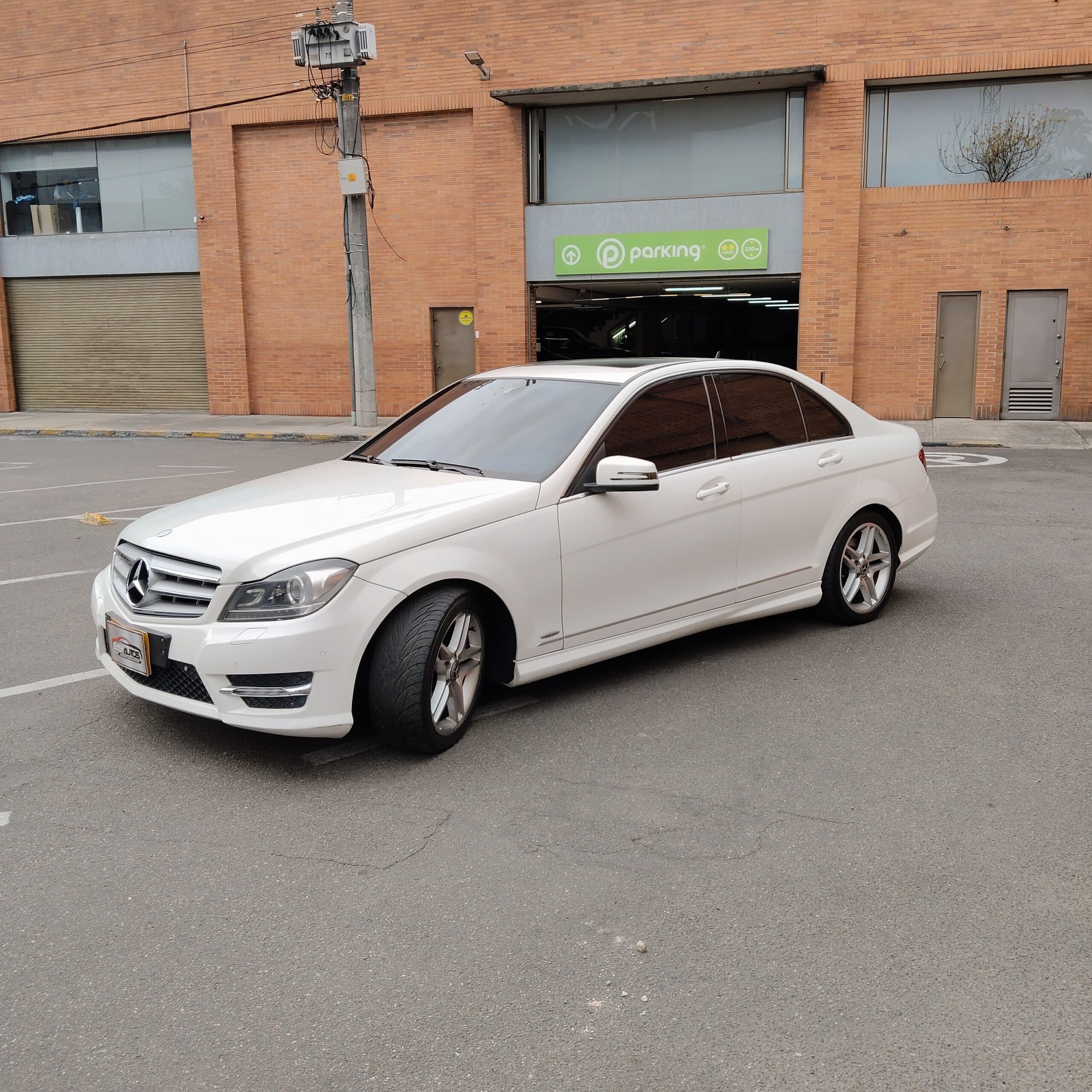 
								Mercedes-Benz C250 CGI BlueEfficiency 2013 full									