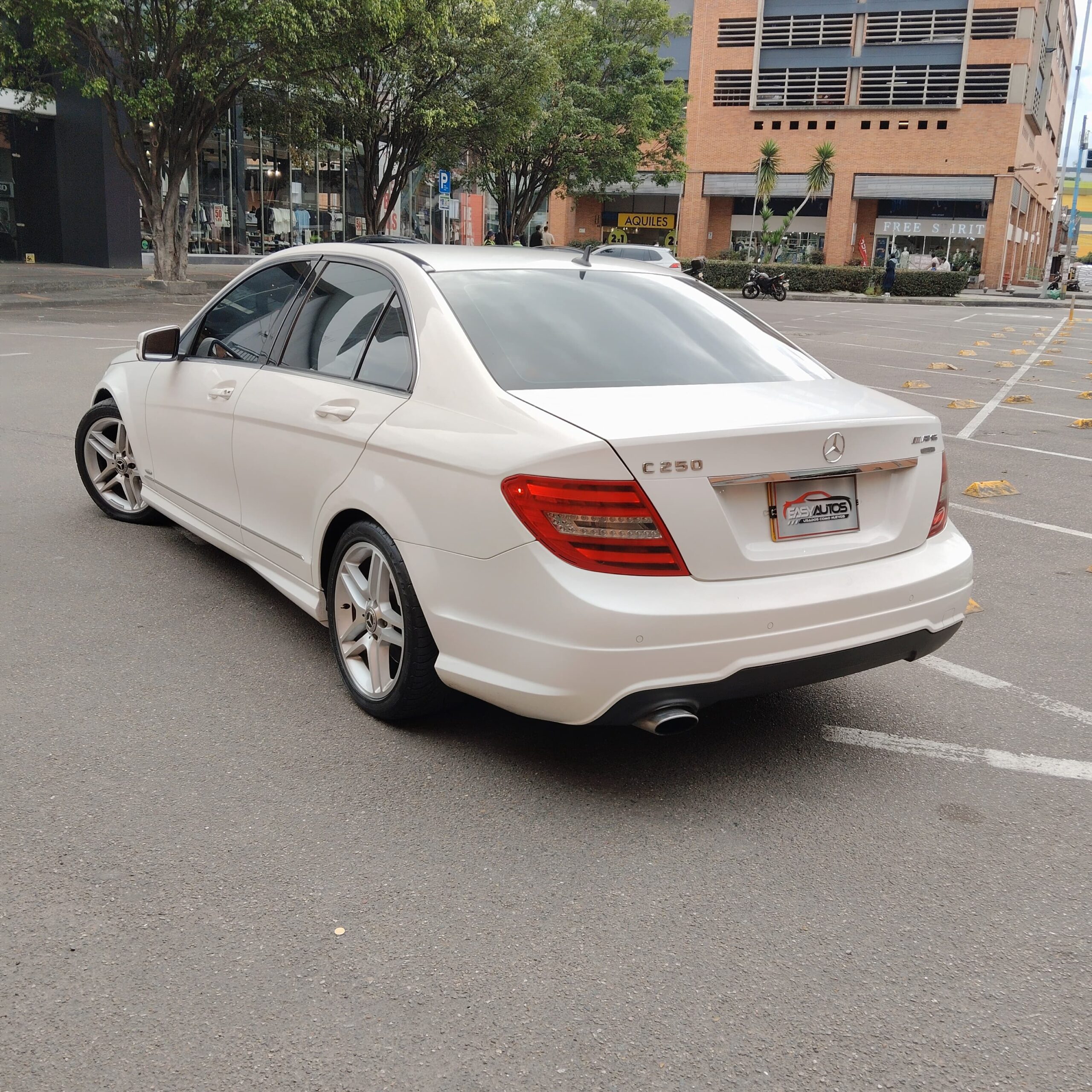 
								Mercedes-Benz C250 CGI BlueEfficiency 2013 full									
