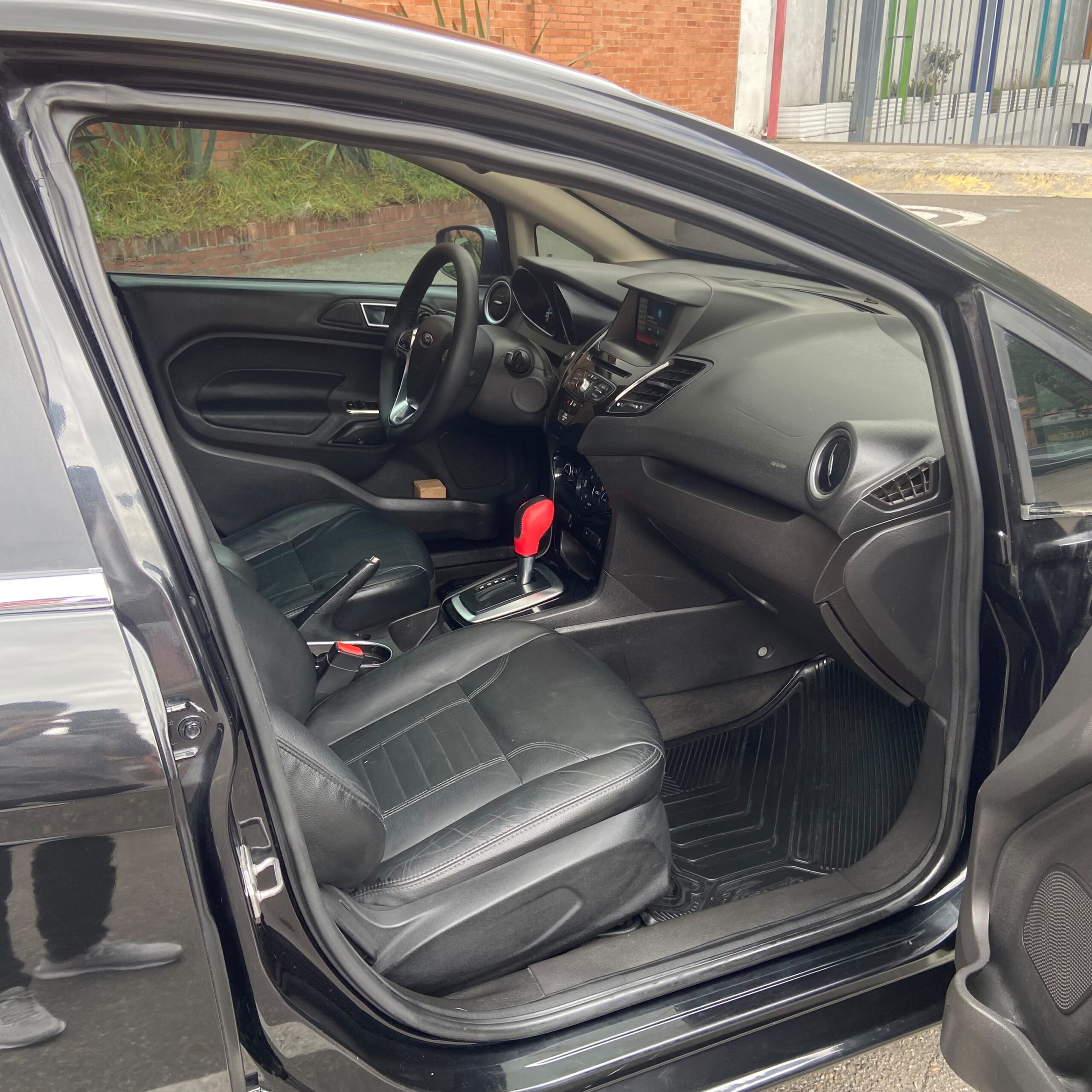 
								Ford Fiesta Hatchback Titanium AT 1.6 2015 full									