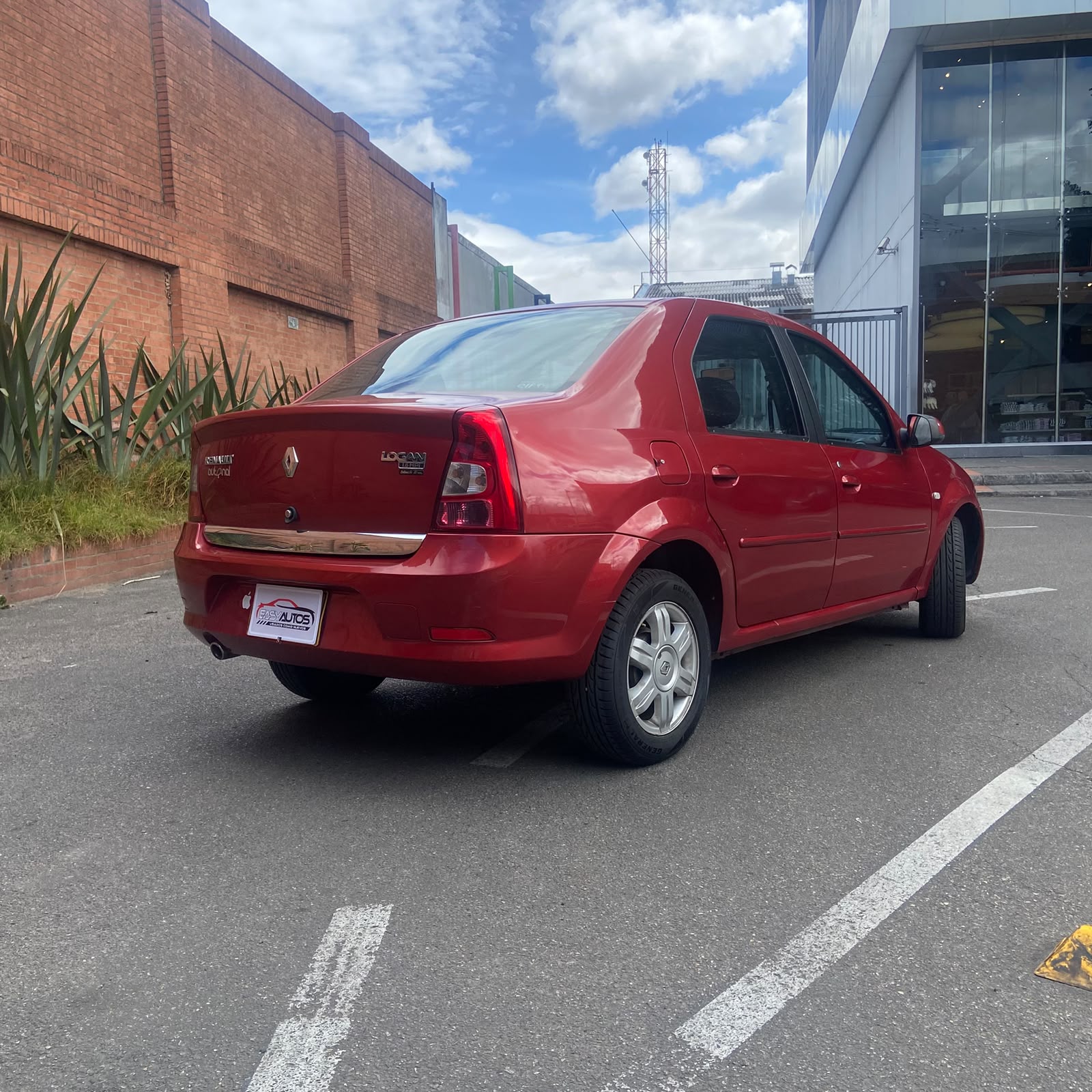 
								Renault Logan Dynamic MT 1.6 2013 full									