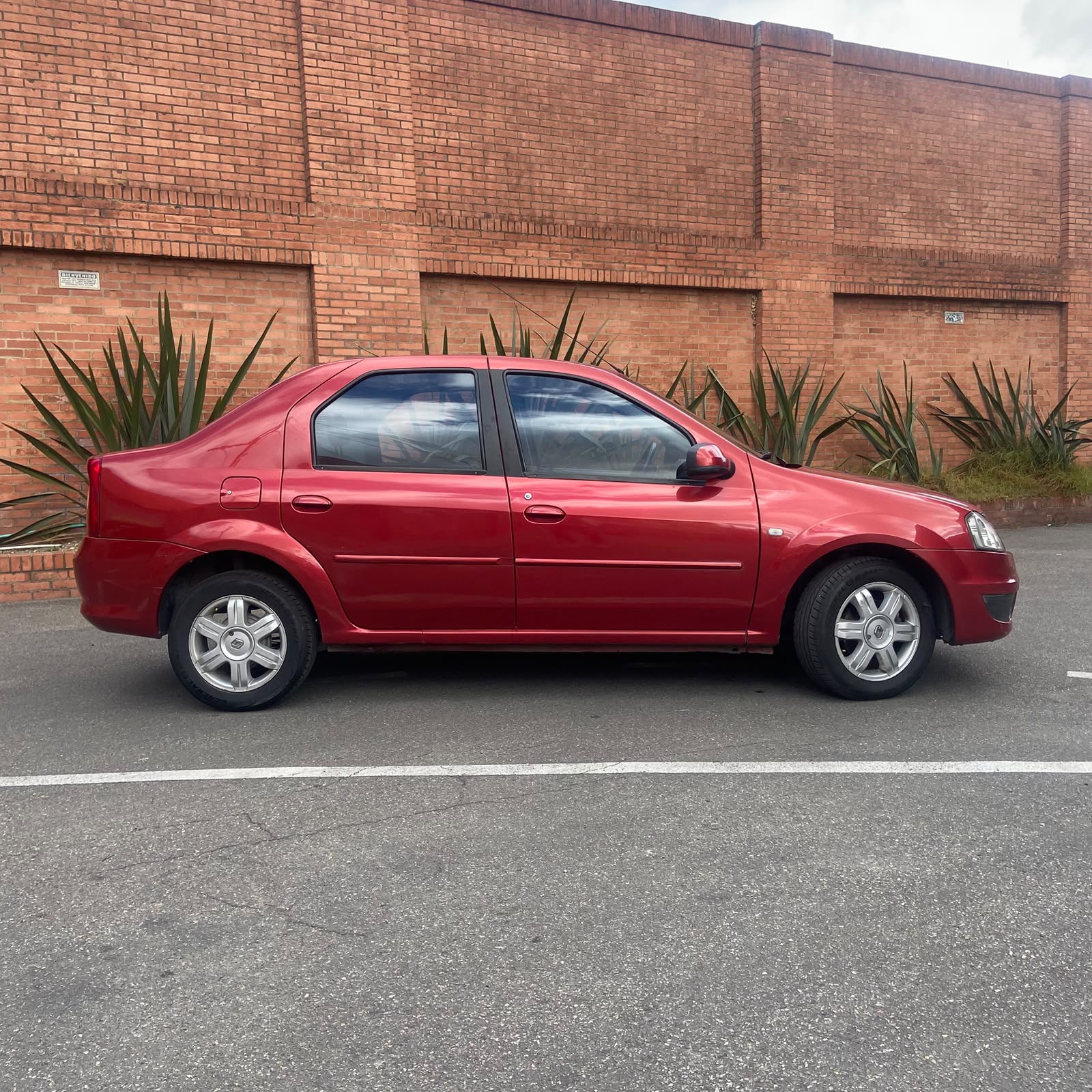 
								Renault Logan Dynamic MT 1.6 2013 full									