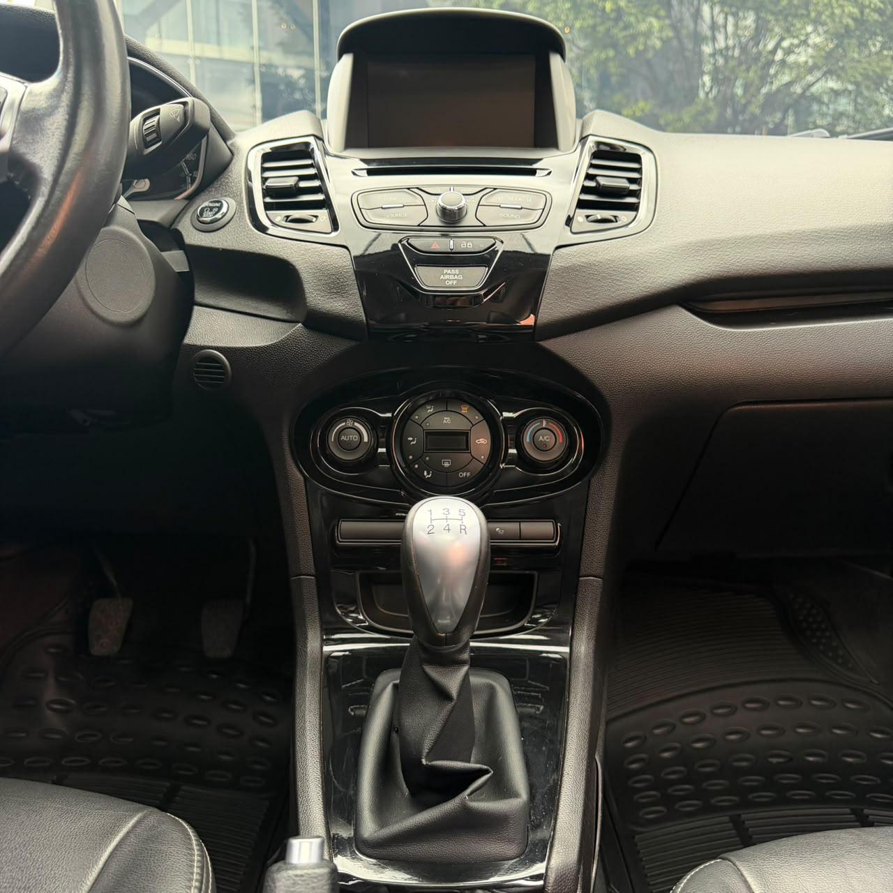 
								Ford Fiesta Titanium MT 1.6 2017 full									
