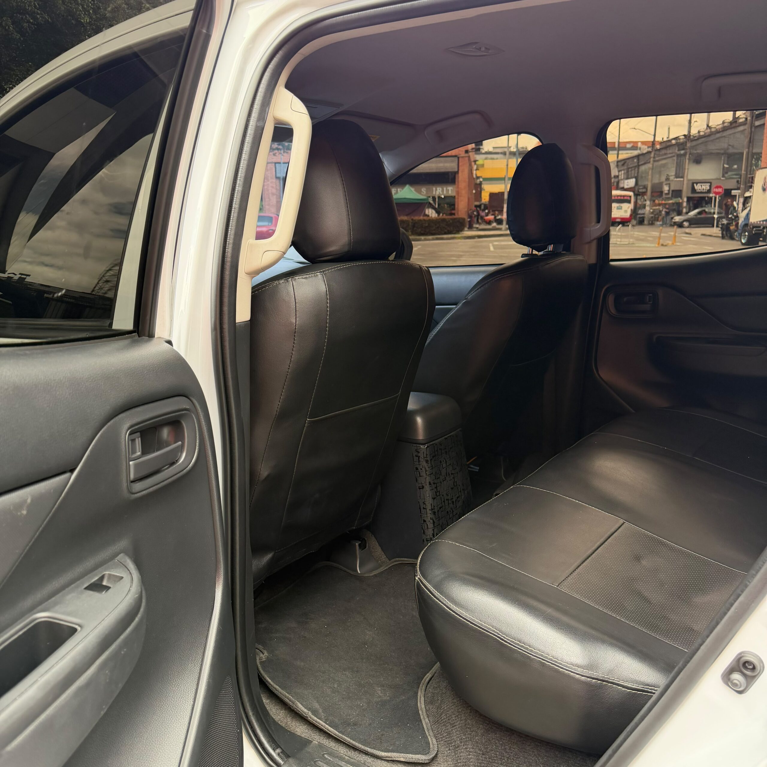 
								Mitsubishi L200 MT 2.4 4×4 2024 full									