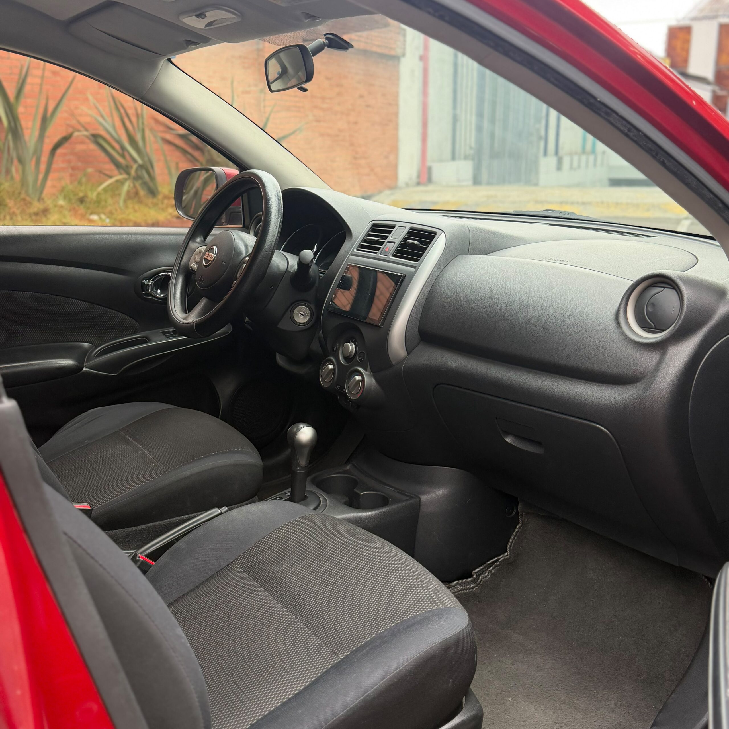 
								Nissan Versa AT 1.6 2012 full									