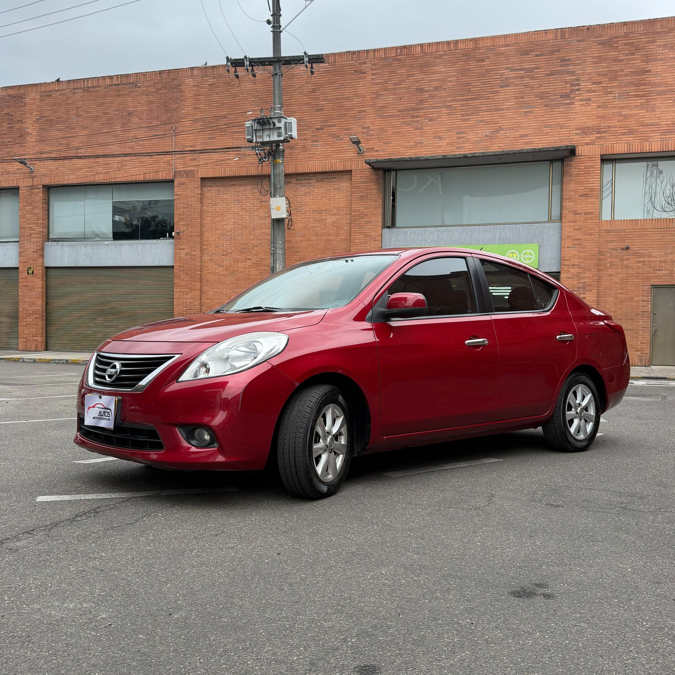 
								Nissan Versa AT 1.6 2012 full									