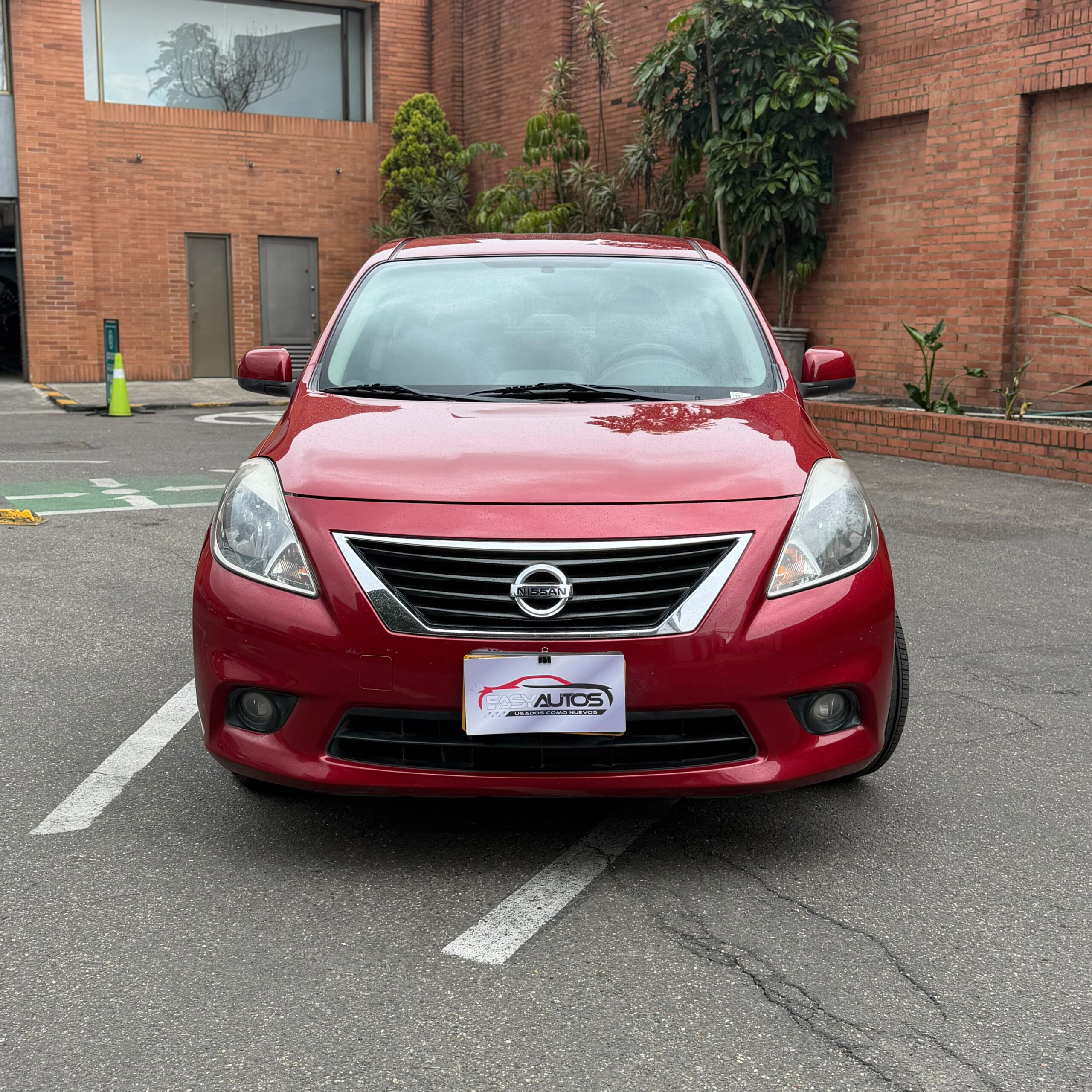 
								Nissan Versa AT 1.6 2012 full									