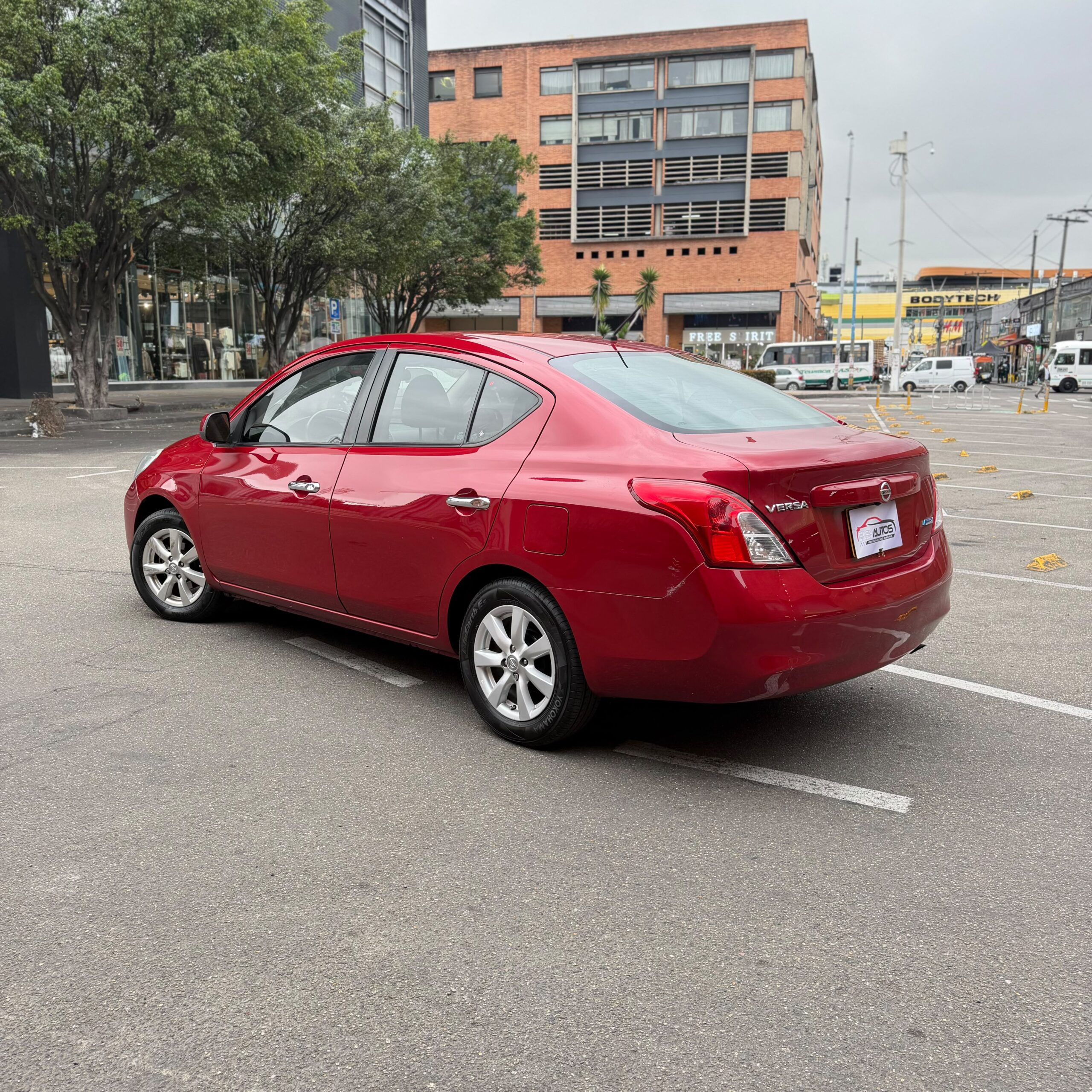 
								Nissan Versa AT 1.6 2012 full									
